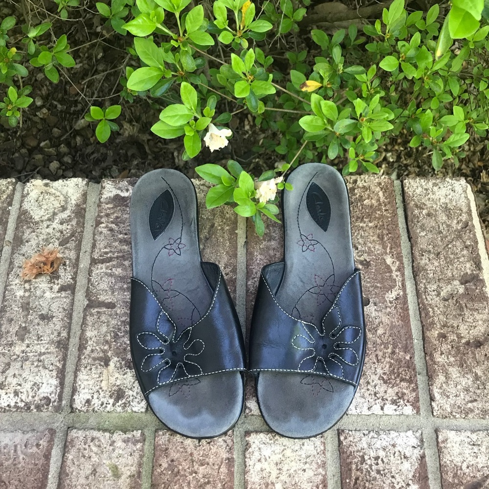 💰Clarks slip on sandals.